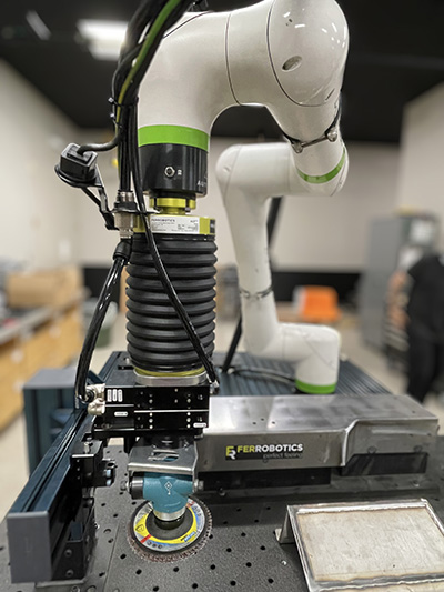 Robot con brazo portaherramientas